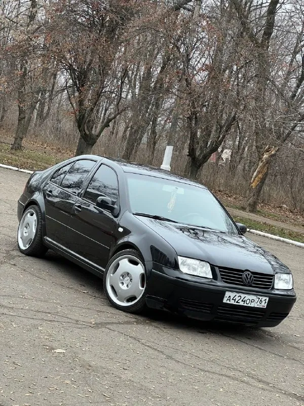 Продам volkswagen jetta(bora) 2001г. в 2.0 автомобиль завезен с америки в 2010г. пробег указан в милях 140000 тыс. двигатель 2.0 печка шпарит отлично. по музыке-магнитола кенвуд процессорная, с поддержкой ipad, aux, sd, usb. новый моноблок(коробка, гарантия)под водительским сидением, регулятор баса. в 4х дверях динамики, пищалки. в багажнике сабик jbl. играет приятно. линзы в фарах. эва коврики. центральный замок, выкидной ключ, багажник с кнопки. доп брелок с сигнализацией с автозапуском и обратной связью. покупкой останетесь довольны. машина для души!для любителей! с документами полный порядок(птс, стс, дкп) цена 500 тыс без торга +79494851572 - фотография - 2