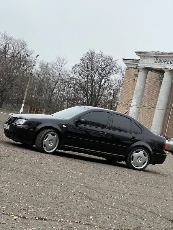 Продам volkswagen jetta(bora) 2001г. в 2.0 автомобиль завезен с америки в 2010г. пробег указан в милях 140000 тыс. двигатель 2.0 печка шпарит отлично. по музыке-магнитола кенвуд процессорная, с поддержкой ipad, aux, sd, usb. новый моноблок(коробка, гарантия)под водительским сидением, регулятор баса. в 4х дверях динамики, пищалки. в багажнике сабик jbl. играет приятно. линзы в фарах. эва коврики. центральный замок, выкидной ключ, багажник с кнопки. доп брелок с сигнализацией с автозапуском и обратной связью. покупкой останетесь довольны. машина для души!для любителей! с документами полный порядок(птс, стс, дкп) цена 500 тыс без торга +79494851572 - фотография - 3