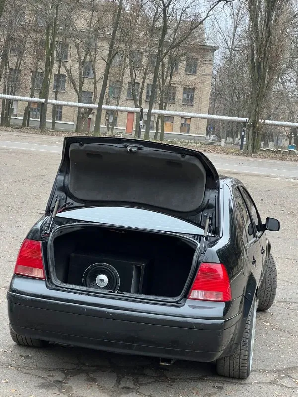 Продам volkswagen jetta(bora) 2001г. в 2.0 автомобиль завезен с америки в 2010г. пробег указан в милях 140000 тыс. двигатель 2.0 печка шпарит отлично. по музыке-магнитола кенвуд процессорная, с поддержкой ipad, aux, sd, usb. новый моноблок(коробка, гарантия)под водительским сидением, регулятор баса. в 4х дверях динамики, пищалки. в багажнике сабик jbl. играет приятно. линзы в фарах. эва коврики. центральный замок, выкидной ключ, багажник с кнопки. доп брелок с сигнализацией с автозапуском и обратной связью. покупкой останетесь довольны. машина для души!для любителей! с документами полный порядок(птс, стс, дкп) цена 500 тыс без торга +79494851572 - фотография - 9