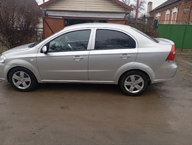 Продам chevrolet авео 2008 г. в. двигатель 1.2, пробег 221000 км. экономичный и надёжный авто. по кузову имеются не значительные дефекты, на фото видно. в авто есть: гидроусилитель руля, кондиционер, абс, электростеклоподъемники, две подушки безопасности, встроенная заводская магнитола с акустикой, центральный замок, два комплекта резины (зима, лето), два ключа. цена 340000 руб. мариуполь. +79491025119 📲 tg: 30255 📞 звоните: +7(949)1025119 - фотография - 3