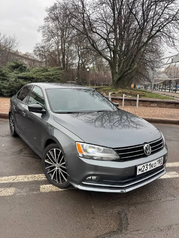 Одно размещение авто без удаления 🚘 volkswagen jetta sport 2016 2015 год / 12 месяц (2016 по vin) двигатель 1.8т бензин, акпп (aisin) пробег: 98.500 миль sport комплектация тёмный потолок, двухцветные кожаные сидения. start-stop, круиз-контроль, подогрев сидений и зеркал. камера заднего вида, carplay. установлена качественная линзованая led оптика. два комплекта резины зима/лето. хозяйский автомобиль. полностью обслужен. любые проверки на сто. учёт 180 регион, полное переоформление. адекватный торг. 💸 1.420.000 ₽ +7 949 357 8724 +7 949 357 8723 - фотография - 2