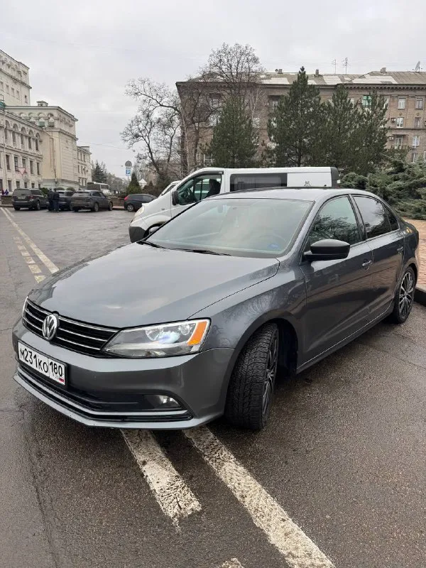 Одно размещение авто без удаления 🚘 volkswagen jetta sport 2016 2015 год / 12 месяц (2016 по vin) двигатель 1.8т бензин, акпп (aisin) пробег: 98.500 миль sport комплектация тёмный потолок, двухцветные кожаные сидения. start-stop, круиз-контроль, подогрев сидений и зеркал. камера заднего вида, carplay. установлена качественная линзованая led оптика. два комплекта резины зима/лето. хозяйский автомобиль. полностью обслужен. любые проверки на сто. учёт 180 регион, полное переоформление. адекватный торг. 💸 1.420.000 ₽ +7 949 357 8724 +7 949 357 8723 - фотография - 3