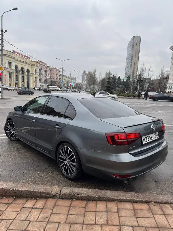 Одно размещение авто без удаления 🚘 volkswagen jetta sport 2016 2015 год / 12 месяц (2016 по vin) двигатель 1.8т бензин, акпп (aisin) пробег: 98.500 миль sport комплектация тёмный потолок, двухцветные кожаные сидения. start-stop, круиз-контроль, подогрев сидений и зеркал. камера заднего вида, carplay. установлена качественная линзованая led оптика. два комплекта резины зима/лето. хозяйский автомобиль. полностью обслужен. любые проверки на сто. учёт 180 регион, полное переоформление. адекватный торг. 💸 1.420.000 ₽ +7 949 357 8724 +7 949 357 8723 - фотография - 5