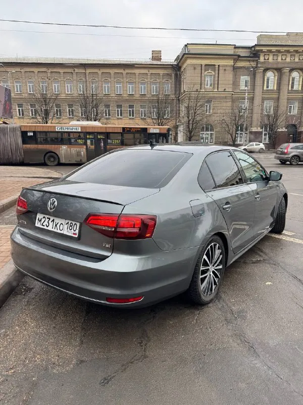 Одно размещение авто без удаления 🚘 volkswagen jetta sport 2016 2015 год / 12 месяц (2016 по vin) двигатель 1.8т бензин, акпп (aisin) пробег: 98.500 миль sport комплектация тёмный потолок, двухцветные кожаные сидения. start-stop, круиз-контроль, подогрев сидений и зеркал. камера заднего вида, carplay. установлена качественная линзованая led оптика. два комплекта резины зима/лето. хозяйский автомобиль. полностью обслужен. любые проверки на сто. учёт 180 регион, полное переоформление. адекватный торг. 💸 1.420.000 ₽ +7 949 357 8724 +7 949 357 8723 - фотография - 6