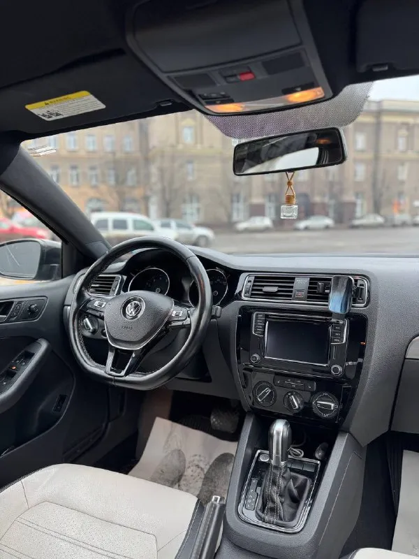 Одно размещение авто без удаления 🚘 volkswagen jetta sport 2016 2015 год / 12 месяц (2016 по vin) двигатель 1.8т бензин, акпп (aisin) пробег: 98.500 миль sport комплектация тёмный потолок, двухцветные кожаные сидения. start-stop, круиз-контроль, подогрев сидений и зеркал. камера заднего вида, carplay. установлена качественная линзованая led оптика. два комплекта резины зима/лето. хозяйский автомобиль. полностью обслужен. любые проверки на сто. учёт 180 регион, полное переоформление. адекватный торг. 💸 1.420.000 ₽ +7 949 357 8724 +7 949 357 8723 - фотография - 8