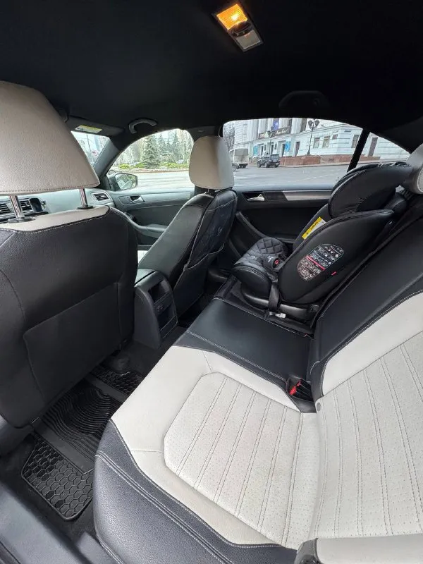 Одно размещение авто без удаления 🚘 volkswagen jetta sport 2016 2015 год / 12 месяц (2016 по vin) двигатель 1.8т бензин, акпп (aisin) пробег: 98.500 миль sport комплектация тёмный потолок, двухцветные кожаные сидения. start-stop, круиз-контроль, подогрев сидений и зеркал. камера заднего вида, carplay. установлена качественная линзованая led оптика. два комплекта резины зима/лето. хозяйский автомобиль. полностью обслужен. любые проверки на сто. учёт 180 регион, полное переоформление. адекватный торг. 💸 1.420.000 ₽ +7 949 357 8724 +7 949 357 8723 - фотография - 9