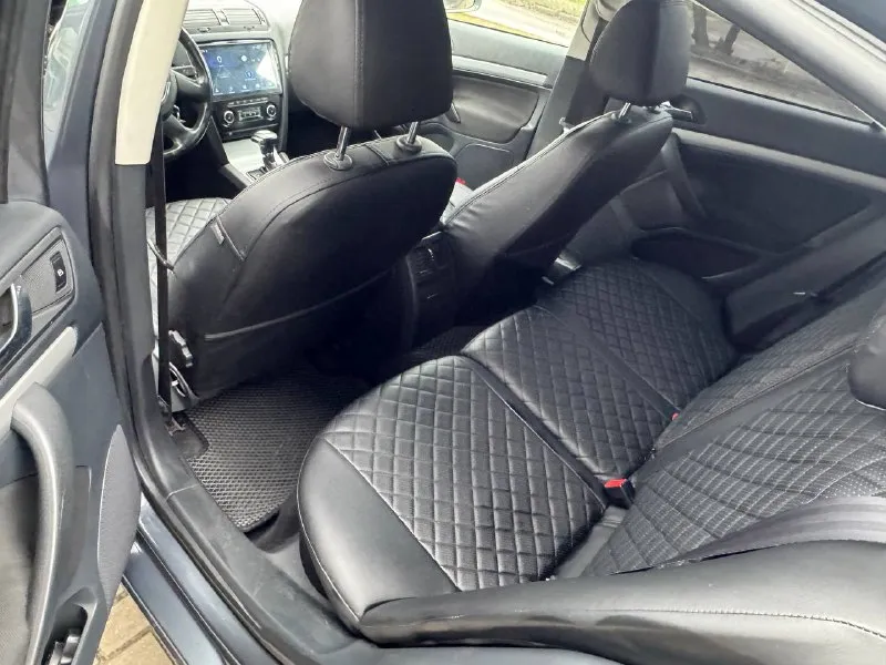 Продам skoda octavia 2012год 1.6автомат айсин 157.000пробега машина вся обслужена без проблем сель и поехал мотор масло не берёт коробка переключает плавно без пинков два ключа два комплекта резины лета зима стоит новая машина на твёрдую петерку все остальные вопросы по телефону пишете звоните в любое время!! +79494676594 цена 830.000₽торг - фотография - 10