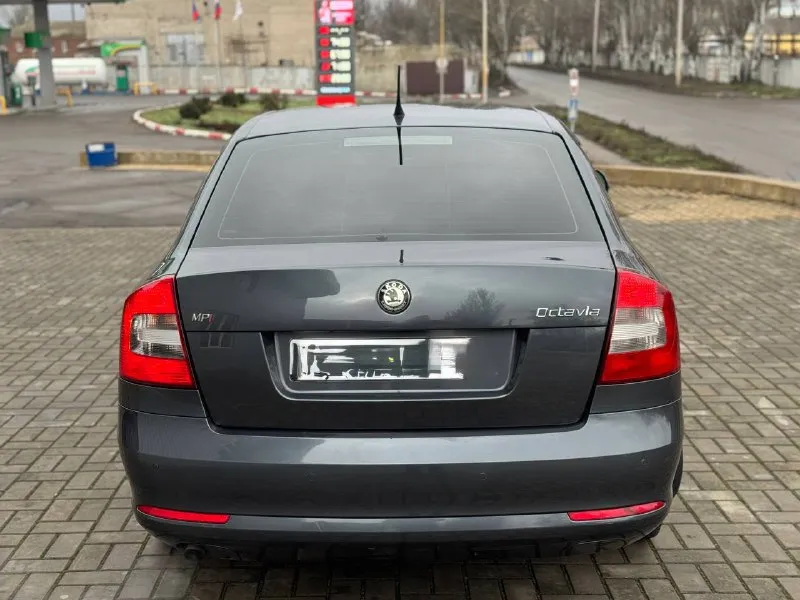 Продам skoda octavia 2012год 1.6автомат айсин 157.000пробега машина вся обслужена без проблем сель и поехал мотор масло не берёт коробка переключает плавно без пинков два ключа два комплекта резины лета зима стоит новая машина на твёрдую петерку все остальные вопросы по телефону пишете звоните в любое время!! +79494676594 цена 830.000₽торг - фотография - 4