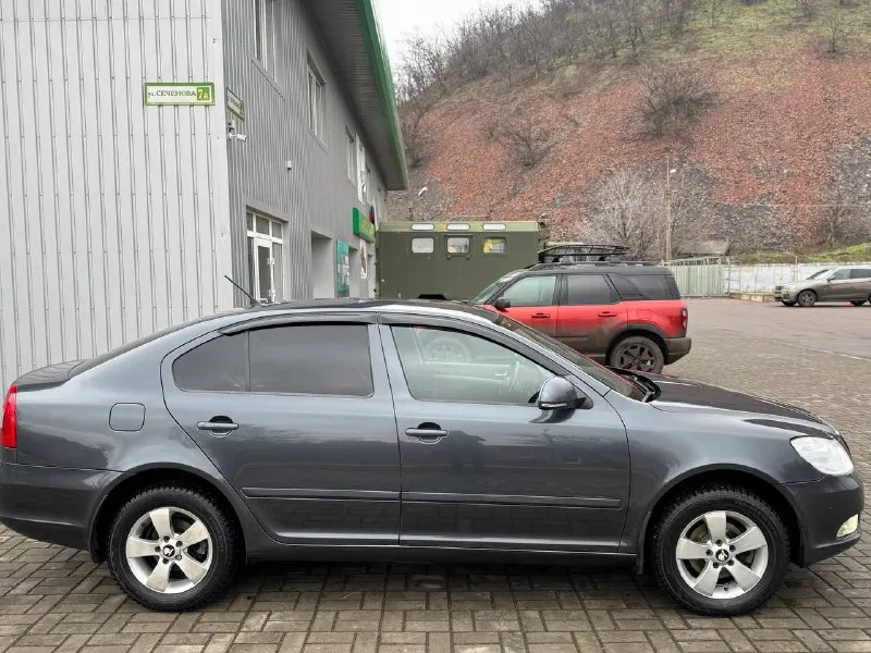 Продам skoda octavia 2012год 1.6автомат айсин 157.000пробега машина вся обслужена без проблем сель и поехал мотор масло не берёт коробка переключает плавно без пинков два ключа два комплекта резины лета зима стоит новая машина на твёрдую петерку все остальные вопросы по телефону пишете звоните в любое время!! +79494676594 цена 830.000₽торг - фотография - 6