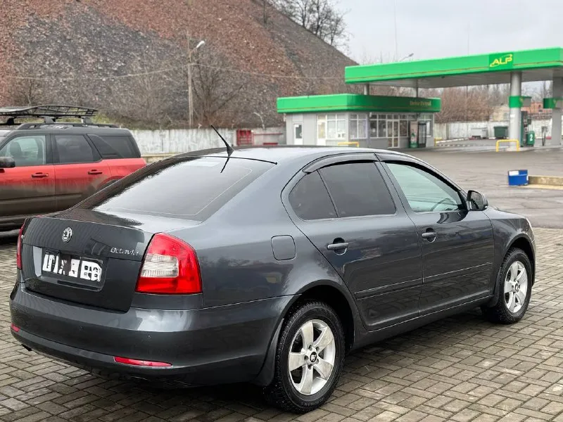 Продам skoda octavia 2012год 1.6автомат айсин 157.000пробега машина вся обслужена без проблем сель и поехал мотор масло не берёт коробка переключает плавно без пинков два ключа два комплекта резины лета зима стоит новая машина на твёрдую петерку все остальные вопросы по телефону пишете звоните в любое время!! +79494676594 цена 830.000₽торг - фотография - 7
