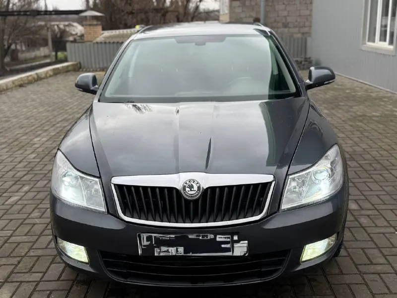 Продам skoda octavia 2012год 1.6автомат айсин 157.000пробега машина вся обслужена без проблем сель и поехал мотор масло не берёт коробка переключает плавно без пинков два ключа два комплекта резины лета зима стоит новая машина на твёрдую петерку все остальные вопросы по телефону пишете звоните в любое время!! +79494676594 цена 830.000₽торг - фотография - 8