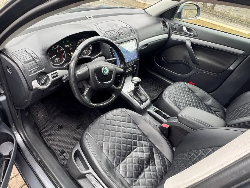 Продам skoda octavia 2012год 1.6автомат айсин 157.000пробега машина вся обслужена без проблем сель и поехал мотор масло не берёт коробка переключает плавно без пинков два ключа два комплекта резины лета зима стоит новая машина на твёрдую петерку все остальные вопросы по телефону пишете звоните в любое время!! +79494676594 цена 830.000₽торг - фотография - 9