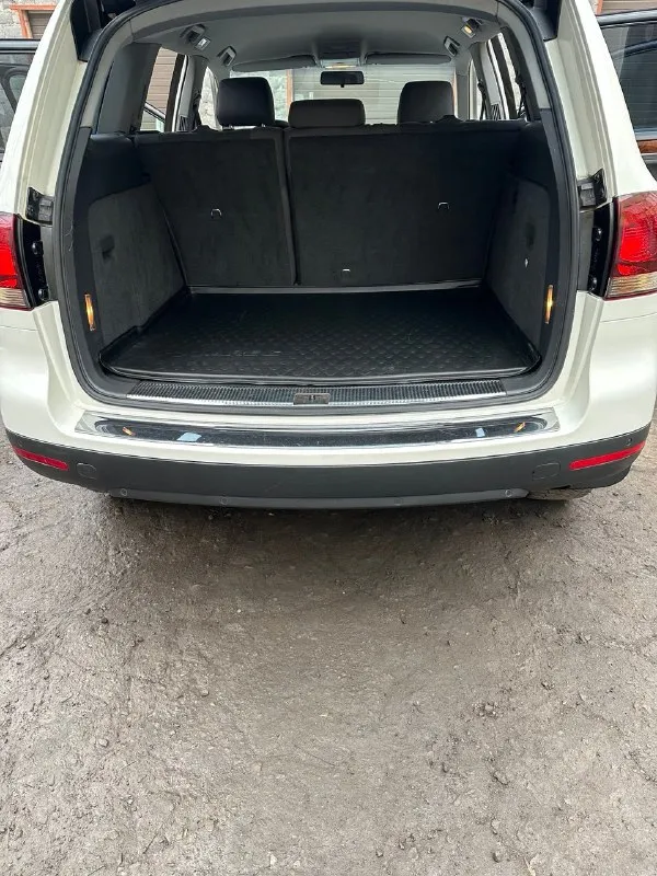 Продам volkswagen touareg, 2008 год эксплуатация с 2009 года автомобиль в отличном состоянии, полностью обслужен. надёжная конфигурация без пневмоподвески — практично и без лишних затрат. пробег: 258 000 км двигатель: 3.0 tdi, 240 л. с. — доналоговый полный привод комплектация включает подогревы, раздельный климат-контроль, электропакет. полный комплект ключей. цена: 1 130 000 ₽ обмен возможен (+ / −) на обмен цена выше торг у автомобиля 📞 +7 949 970 82 33 📞 звоните: +7(949)9708233 - фотография - 10