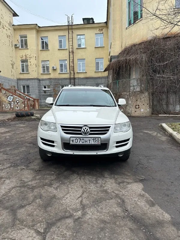Продам volkswagen touareg, 2008 год эксплуатация с 2009 года автомобиль в отличном состоянии, полностью обслужен. надёжная конфигурация без пневмоподвески — практично и без лишних затрат. пробег: 258 000 км двигатель: 3.0 tdi, 240 л. с. — доналоговый полный привод комплектация включает подогревы, раздельный климат-контроль, электропакет. полный комплект ключей. цена: 1 130 000 ₽ обмен возможен (+ / −) на обмен цена выше торг у автомобиля 📞 +7 949 970 82 33 📞 звоните: +7(949)9708233 - фотография - 2