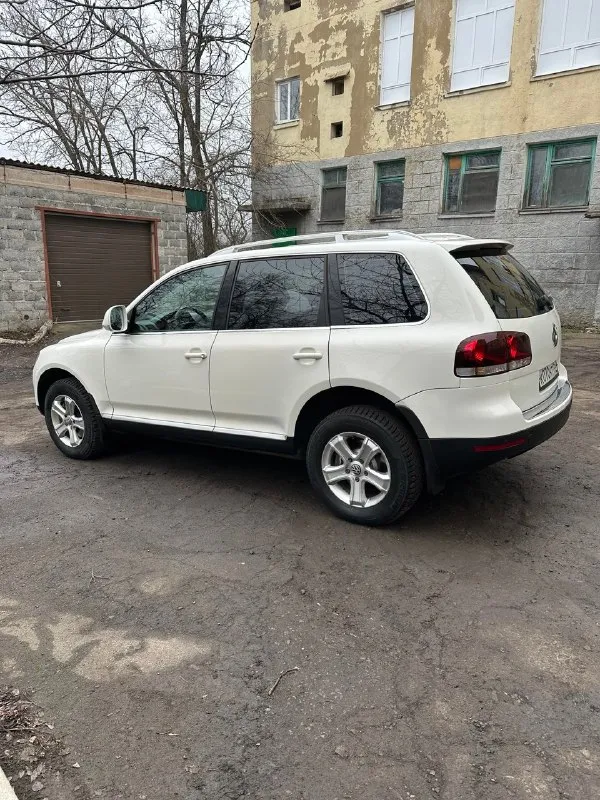 Продам volkswagen touareg, 2008 год эксплуатация с 2009 года автомобиль в отличном состоянии, полностью обслужен. надёжная конфигурация без пневмоподвески — практично и без лишних затрат. пробег: 258 000 км двигатель: 3.0 tdi, 240 л. с. — доналоговый полный привод комплектация включает подогревы, раздельный климат-контроль, электропакет. полный комплект ключей. цена: 1 130 000 ₽ обмен возможен (+ / −) на обмен цена выше торг у автомобиля 📞 +7 949 970 82 33 📞 звоните: +7(949)9708233 - фотография - 6