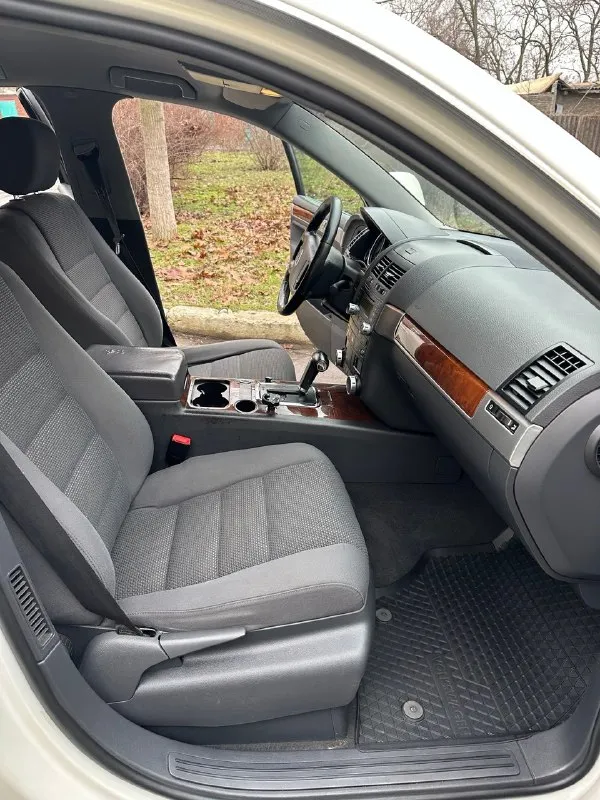 Продам volkswagen touareg, 2008 год эксплуатация с 2009 года автомобиль в отличном состоянии, полностью обслужен. надёжная конфигурация без пневмоподвески — практично и без лишних затрат. пробег: 258 000 км двигатель: 3.0 tdi, 240 л. с. — доналоговый полный привод комплектация включает подогревы, раздельный климат-контроль, электропакет. полный комплект ключей. цена: 1 130 000 ₽ обмен возможен (+ / −) на обмен цена выше торг у автомобиля 📞 +7 949 970 82 33 📞 звоните: +7(949)9708233 - фотография - 8