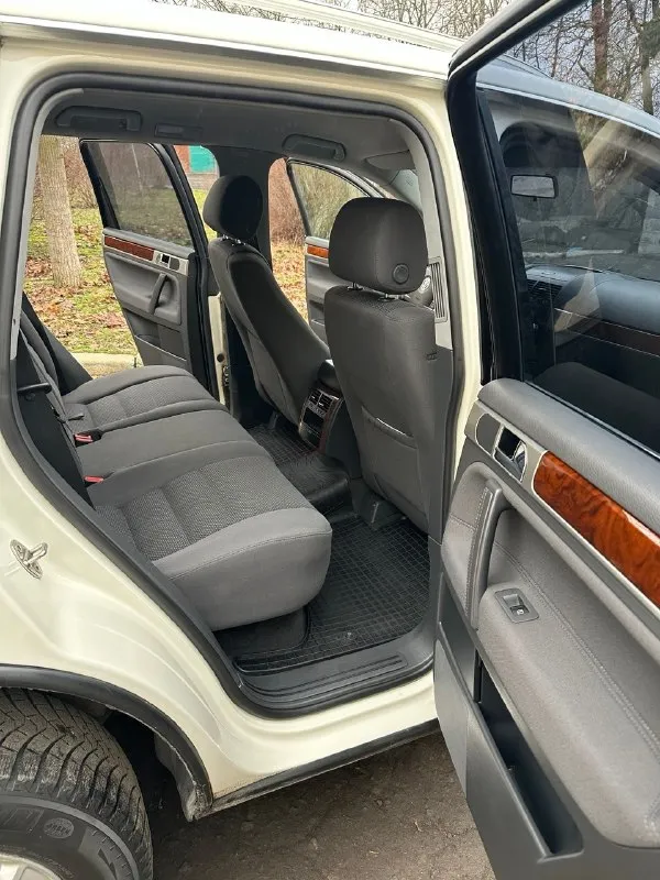 Продам volkswagen touareg, 2008 год эксплуатация с 2009 года автомобиль в отличном состоянии, полностью обслужен. надёжная конфигурация без пневмоподвески — практично и без лишних затрат. пробег: 258 000 км двигатель: 3.0 tdi, 240 л. с. — доналоговый полный привод комплектация включает подогревы, раздельный климат-контроль, электропакет. полный комплект ключей. цена: 1 130 000 ₽ обмен возможен (+ / −) на обмен цена выше торг у автомобиля 📞 +7 949 970 82 33 📞 звоните: +7(949)9708233 - фотография - 9