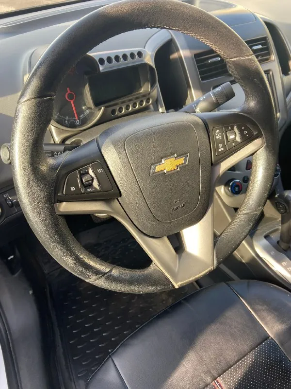 Продам chevrolet авео, 2013 год 1.6 (обычный надежный гидротрансформатор) максимальная комплектация. обслужена, масла, фильтра и тд. поменяны. авто свет, круиз контроль, авто запуск с брелка, подогревы, новая зимняя резина на шипах. телефон +79591272516 телеграмм на этом же телефоне. г. стаханов 650т. р. 📞 звоните: +7(959)1272516 - фотография - 4
