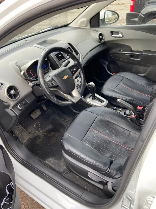 Продам chevrolet авео, 2013 год 1.6 (обычный надежный гидротрансформатор) максимальная комплектация. обслужена, масла, фильтра и тд. поменяны. авто свет, круиз контроль, авто запуск с брелка, подогревы, новая зимняя резина на шипах. телефон +79591272516 телеграмм на этом же телефоне. г. стаханов 650т. р. 📞 звоните: +7(959)1272516 - фотография - 6