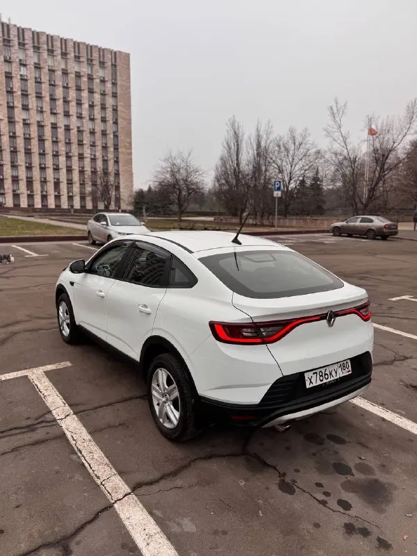 Продам кроссовер-купе renault arkana 2022 г. в. в отличном состоянии. 1.6 бензин, коробка автомат. пробег 109 000 км. один хозяин. шикарная комплектация! бесключевой доступ и система старт-стоп, климат-контроль, подогрев сидений, руля и лобового, установлен электро фен, печка дует теплым сразу, оптика передняя led pure vision, светит очень ярко, задняя диодная, круиз-контроль, парктроники, датчик света и дождя, интеллектуальные помощники esp, asr, hsa, bas, ebd и много всего еще. дорогая магнитола на андроиде со всеми возможными функциями. двигатель самый надежный в линейке. недавно пройдено большое то. всегда обслуживали на официальном сервисе. сервисная книжка и инструкция по эксплуатации имеется. очень экономичный расход трасса 5.5 город 7.4. большой багажник и высокий клиренс 205 мм. два комплекта резины в отличном состоянии. причина продажи, купили новый автомобиль, а этот стоит в гараже. цена 1 299 000. срочно! цена до конца недели! осмотр донецк центр 📲 tg: @sstpr8877 📞 звоните: +7(949)0893530 - фотография - 4