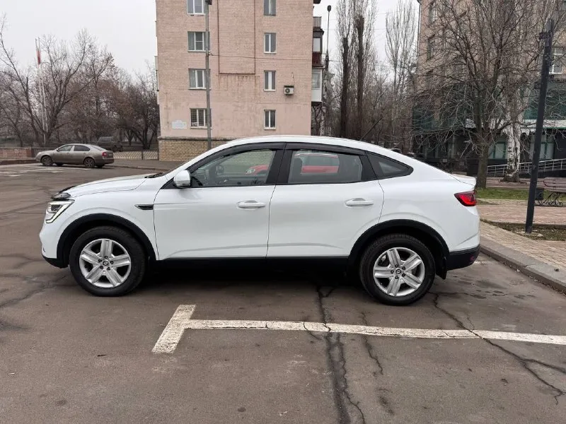 Продам кроссовер-купе renault arkana 2022 г. в. в отличном состоянии. 1.6 бензин, коробка автомат. пробег 109 000 км. один хозяин. шикарная комплектация! бесключевой доступ и система старт-стоп, климат-контроль, подогрев сидений, руля и лобового, установлен электро фен, печка дует теплым сразу, оптика передняя led pure vision, светит очень ярко, задняя диодная, круиз-контроль, парктроники, датчик света и дождя, интеллектуальные помощники esp, asr, hsa, bas, ebd и много всего еще. дорогая магнитола на андроиде со всеми возможными функциями. двигатель самый надежный в линейке. недавно пройдено большое то. всегда обслуживали на официальном сервисе. сервисная книжка и инструкция по эксплуатации имеется. очень экономичный расход трасса 5.5 город 7.4. большой багажник и высокий клиренс 205 мм. два комплекта резины в отличном состоянии. причина продажи, купили новый автомобиль, а этот стоит в гараже. цена 1 299 000. срочно! цена до конца недели! осмотр донецк центр 📲 tg: @sstpr8877 📞 звоните: +7(949)0893530 - фотография - 7