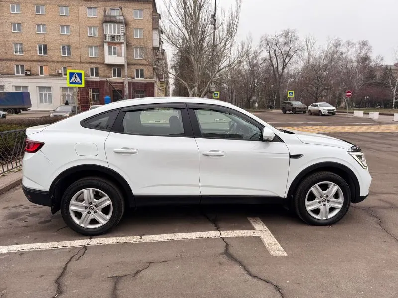 Продам кроссовер-купе renault arkana 2022 г. в. в отличном состоянии. 1.6 бензин, коробка автомат. пробег 109 000 км. один хозяин. шикарная комплектация! бесключевой доступ и система старт-стоп, климат-контроль, подогрев сидений, руля и лобового, установлен электро фен, печка дует теплым сразу, оптика передняя led pure vision, светит очень ярко, задняя диодная, круиз-контроль, парктроники, датчик света и дождя, интеллектуальные помощники esp, asr, hsa, bas, ebd и много всего еще. дорогая магнитола на андроиде со всеми возможными функциями. двигатель самый надежный в линейке. недавно пройдено большое то. всегда обслуживали на официальном сервисе. сервисная книжка и инструкция по эксплуатации имеется. очень экономичный расход трасса 5.5 город 7.4. большой багажник и высокий клиренс 205 мм. два комплекта резины в отличном состоянии. причина продажи, купили новый автомобиль, а этот стоит в гараже. цена 1 299 000. срочно! цена до конца недели! осмотр донецк центр 📲 tg: @sstpr8877 📞 звоните: +7(949)0893530 - фотография - 8