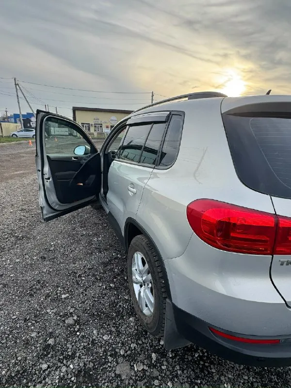 Цена 1420 000 рублей volkswagen тигуан / volkswagen tiguan 1 рест 2014 в родном окрасе❗️ мотор 1.4т, новая турбина коробка автоматическая климат контроль, датчик температуры за бортом бортовой компьютер, датчик дождя, датчик света, задний парктроник с камерой заднего вида, подогрев сидений (3 режима), подогрев зеркал, мультируль, установлена магнитола, шумоизоляция. ходовая в идеальном состоянии! возможно продажа в кредит! автотеку скину по запросу. на этом номере телеграмм +7949 333 17 30 📞 звоните: +7(949)3331730 - фотография - 3