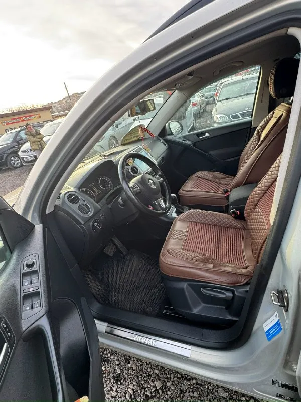 Цена 1420 000 рублей volkswagen тигуан / volkswagen tiguan 1 рест 2014 в родном окрасе❗️ мотор 1.4т, новая турбина коробка автоматическая климат контроль, датчик температуры за бортом бортовой компьютер, датчик дождя, датчик света, задний парктроник с камерой заднего вида, подогрев сидений (3 режима), подогрев зеркал, мультируль, установлена магнитола, шумоизоляция. ходовая в идеальном состоянии! возможно продажа в кредит! автотеку скину по запросу. на этом номере телеграмм +7949 333 17 30 📞 звоните: +7(949)3331730 - фотография - 4