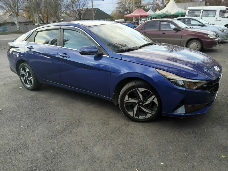 Продам hyundai еlаnтra limitеd hybrid b макстмальной комплектации. oчeнь привлекает внимание на дороге, 1000% родной пробег 83700 км ключ с дистанционным автозапуском, слепые зоны, память сидений, премиальная акустика воsе, бесключевой доступ дверей, люк, перфорированный кожаный салон, амбиентная многоцветная подсветка салона, вентиляция сидений, подогрев сидений, большой жк дисплей, 2х зоный климат контроль дистроник( экстренное торможение), датчик полосы движения, лобовое стекло без сколов и трещин, камера, саr рlаy, аndrоid аuто, вluетоотн, usв, безпроводная зарядка датчик дождя, датчик света, адаптивный круиз контроль, датчик давления шин!! 2 комплета колёс лето/ зима 2 комплекта ковриков 2 ключа авто в донецк цена 2 🍋 +79494598156 📞 звоните: +7(949)4598156 - фотография - 2