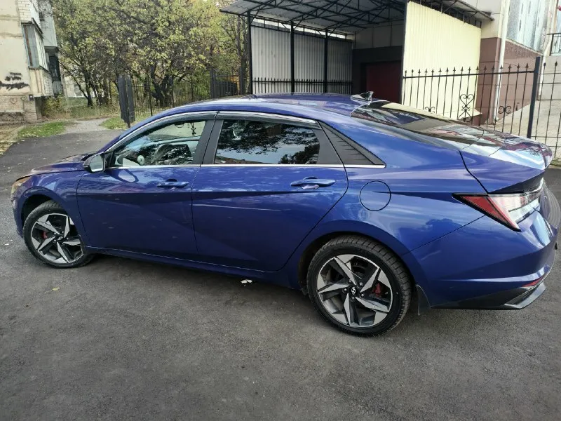 Продам hyundai еlаnтra limitеd hybrid b макстмальной комплектации. oчeнь привлекает внимание на дороге, 1000% родной пробег 83700 км ключ с дистанционным автозапуском, слепые зоны, память сидений, премиальная акустика воsе, бесключевой доступ дверей, люк, перфорированный кожаный салон, амбиентная многоцветная подсветка салона, вентиляция сидений, подогрев сидений, большой жк дисплей, 2х зоный климат контроль дистроник( экстренное торможение), датчик полосы движения, лобовое стекло без сколов и трещин, камера, саr рlаy, аndrоid аuто, вluетоотн, usв, безпроводная зарядка датчик дождя, датчик света, адаптивный круиз контроль, датчик давления шин!! 2 комплета колёс лето/ зима 2 комплекта ковриков 2 ключа авто в донецк цена 2 🍋 +79494598156 📞 звоните: +7(949)4598156 - фотография - 3