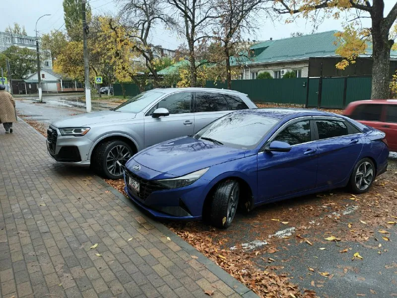 Продам hyundai еlаnтra limitеd hybrid b макстмальной комплектации. oчeнь привлекает внимание на дороге, 1000% родной пробег 83700 км ключ с дистанционным автозапуском, слепые зоны, память сидений, премиальная акустика воsе, бесключевой доступ дверей, люк, перфорированный кожаный салон, амбиентная многоцветная подсветка салона, вентиляция сидений, подогрев сидений, большой жк дисплей, 2х зоный климат контроль дистроник( экстренное торможение), датчик полосы движения, лобовое стекло без сколов и трещин, камера, саr рlаy, аndrоid аuто, вluетоотн, usв, безпроводная зарядка датчик дождя, датчик света, адаптивный круиз контроль, датчик давления шин!! 2 комплета колёс лето/ зима 2 комплекта ковриков 2 ключа авто в донецк цена 2 🍋 +79494598156 📞 звоните: +7(949)4598156 - фотография - 4