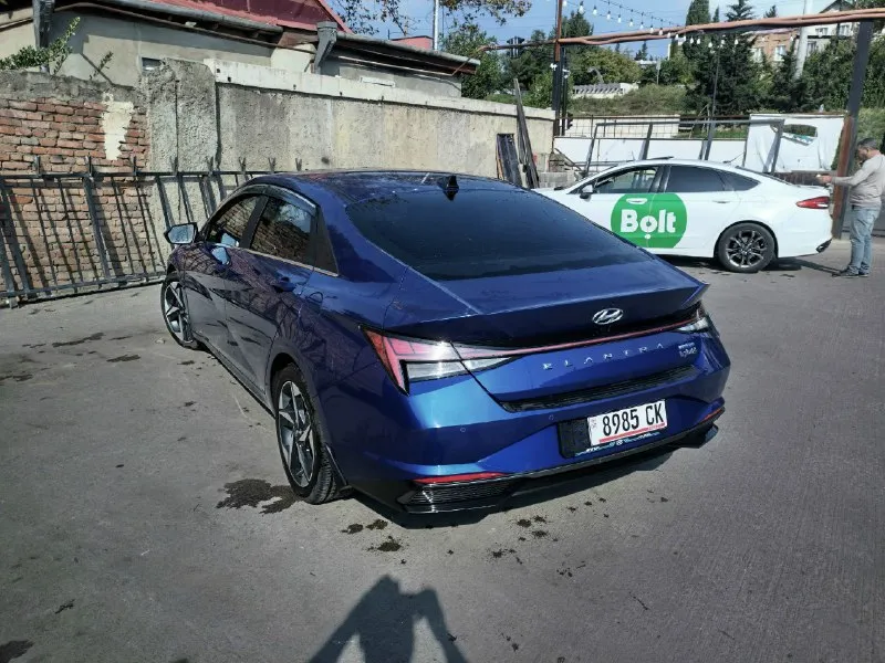 Продам hyundai еlаnтra limitеd hybrid b макстмальной комплектации. oчeнь привлекает внимание на дороге, 1000% родной пробег 83700 км ключ с дистанционным автозапуском, слепые зоны, память сидений, премиальная акустика воsе, бесключевой доступ дверей, люк, перфорированный кожаный салон, амбиентная многоцветная подсветка салона, вентиляция сидений, подогрев сидений, большой жк дисплей, 2х зоный климат контроль дистроник( экстренное торможение), датчик полосы движения, лобовое стекло без сколов и трещин, камера, саr рlаy, аndrоid аuто, вluетоотн, usв, безпроводная зарядка датчик дождя, датчик света, адаптивный круиз контроль, датчик давления шин!! 2 комплета колёс лето/ зима 2 комплекта ковриков 2 ключа авто в донецк цена 2 🍋 +79494598156 📞 звоните: +7(949)4598156 - фотография - 6