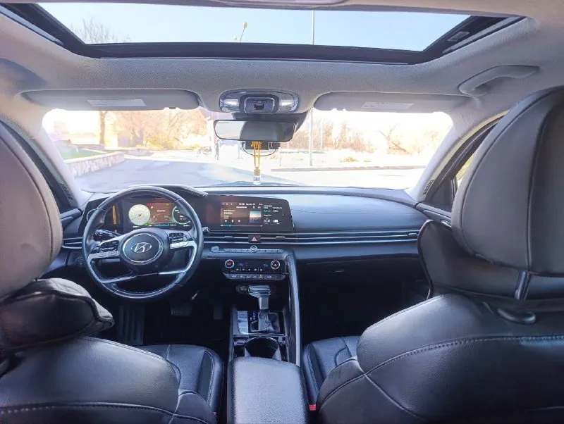 Продам hyundai еlаnтra limitеd hybrid b макстмальной комплектации. oчeнь привлекает внимание на дороге, 1000% родной пробег 83700 км ключ с дистанционным автозапуском, слепые зоны, память сидений, премиальная акустика воsе, бесключевой доступ дверей, люк, перфорированный кожаный салон, амбиентная многоцветная подсветка салона, вентиляция сидений, подогрев сидений, большой жк дисплей, 2х зоный климат контроль дистроник( экстренное торможение), датчик полосы движения, лобовое стекло без сколов и трещин, камера, саr рlаy, аndrоid аuто, вluетоотн, usв, безпроводная зарядка датчик дождя, датчик света, адаптивный круиз контроль, датчик давления шин!! 2 комплета колёс лето/ зима 2 комплекта ковриков 2 ключа авто в донецк цена 2 🍋 +79494598156 📞 звоните: +7(949)4598156 - фотография - 7