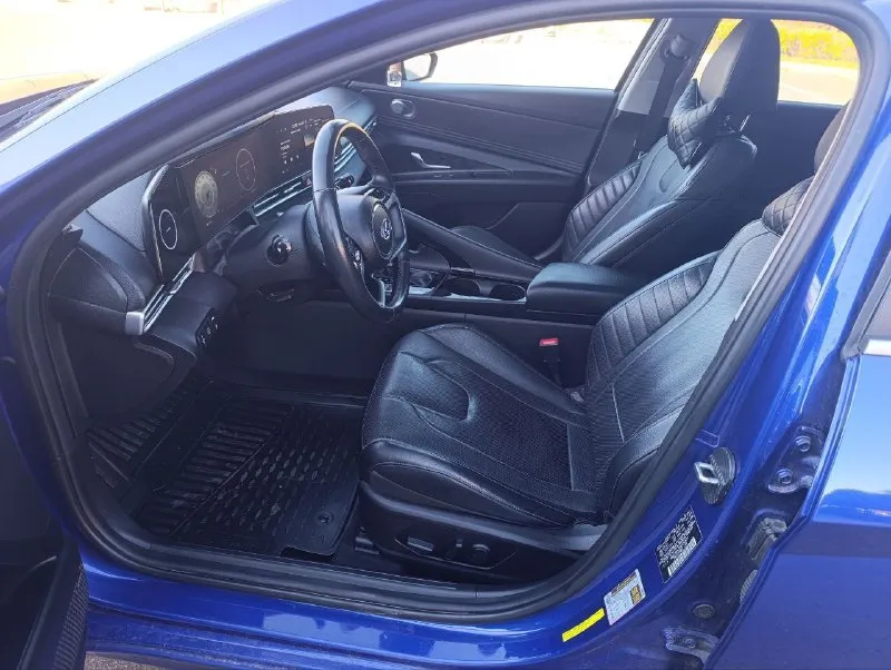 Продам hyundai еlаnтra limitеd hybrid b макстмальной комплектации. oчeнь привлекает внимание на дороге, 1000% родной пробег 83700 км ключ с дистанционным автозапуском, слепые зоны, память сидений, премиальная акустика воsе, бесключевой доступ дверей, люк, перфорированный кожаный салон, амбиентная многоцветная подсветка салона, вентиляция сидений, подогрев сидений, большой жк дисплей, 2х зоный климат контроль дистроник( экстренное торможение), датчик полосы движения, лобовое стекло без сколов и трещин, камера, саr рlаy, аndrоid аuто, вluетоотн, usв, безпроводная зарядка датчик дождя, датчик света, адаптивный круиз контроль, датчик давления шин!! 2 комплета колёс лето/ зима 2 комплекта ковриков 2 ключа авто в донецк цена 2 🍋 +79494598156 📞 звоните: +7(949)4598156 - фотография - 8