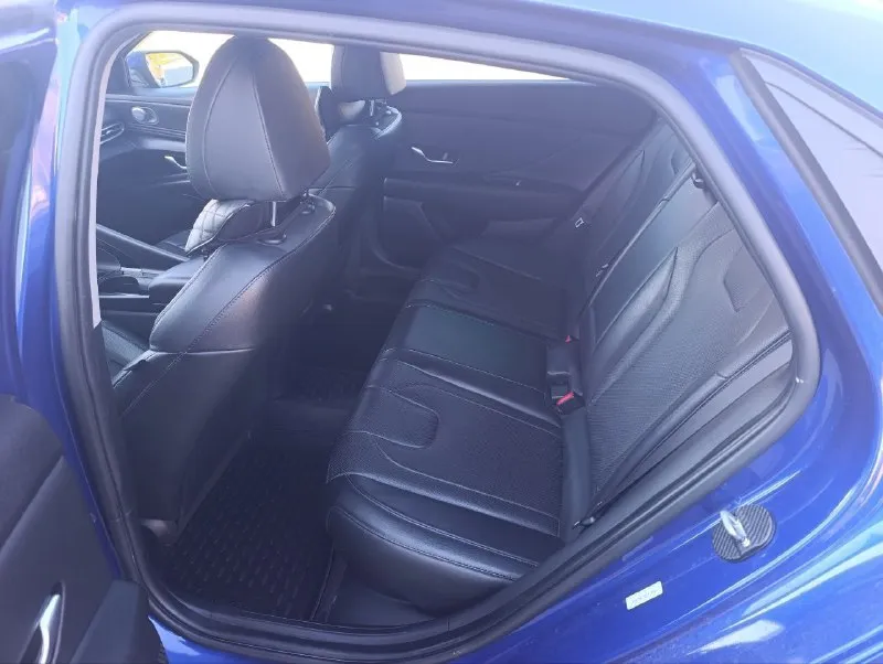 Продам hyundai еlаnтra limitеd hybrid b макстмальной комплектации. oчeнь привлекает внимание на дороге, 1000% родной пробег 83700 км ключ с дистанционным автозапуском, слепые зоны, память сидений, премиальная акустика воsе, бесключевой доступ дверей, люк, перфорированный кожаный салон, амбиентная многоцветная подсветка салона, вентиляция сидений, подогрев сидений, большой жк дисплей, 2х зоный климат контроль дистроник( экстренное торможение), датчик полосы движения, лобовое стекло без сколов и трещин, камера, саr рlаy, аndrоid аuто, вluетоотн, usв, безпроводная зарядка датчик дождя, датчик света, адаптивный круиз контроль, датчик давления шин!! 2 комплета колёс лето/ зима 2 комплекта ковриков 2 ключа авто в донецк цена 2 🍋 +79494598156 📞 звоните: +7(949)4598156 - фотография - 9