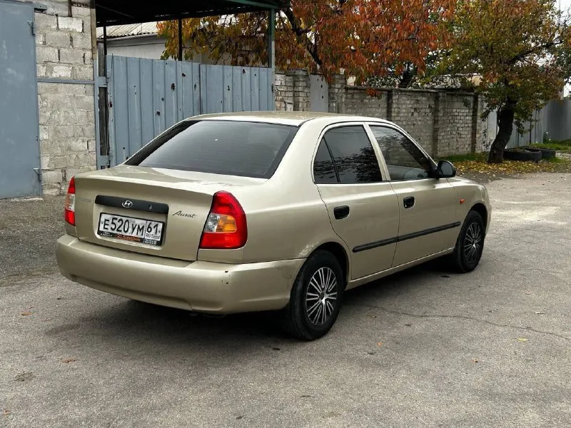 Продам hyundai accent: - 2006 года выпуска; - родной пробег 212000 километров; - 1 хозяин; - весь в родном окрасе; - 5-ступенчатая мкпп; - 1.5 16 клапанный двигатель g4ec; комплектация мт1: — гур; — кондиционер; — обогрев заднего стекла; по машине есть не значительные моменты по лкп, это вздутия и рыжики на задних арках, без дыр! не большие царапины по бамперам, не критично, трещинка на лобовом стекле. стекла в круг родные кроме лобового, авто без, дтп родной окрас, по двигателю и коробке никаких нареканий нет, не дымит, не троит, не стучит, полностью обслужен и готов к эксплуатации. кондиционер заправлен, холодит, все функции авто рабочие. ходовая и днище в отличнейшем состоянии, по технике в идеальном состоянии. 🙎🏻‍♂️ @daparts180 📞 +79497427681 данил цена 440.000 торг у капота. - фотография - 4