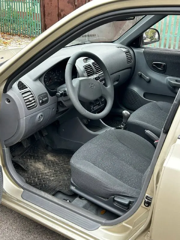Продам hyundai accent: - 2006 года выпуска; - родной пробег 212000 километров; - 1 хозяин; - весь в родном окрасе; - 5-ступенчатая мкпп; - 1.5 16 клапанный двигатель g4ec; комплектация мт1: — гур; — кондиционер; — обогрев заднего стекла; по машине есть не значительные моменты по лкп, это вздутия и рыжики на задних арках, без дыр! не большие царапины по бамперам, не критично, трещинка на лобовом стекле. стекла в круг родные кроме лобового, авто без, дтп родной окрас, по двигателю и коробке никаких нареканий нет, не дымит, не троит, не стучит, полностью обслужен и готов к эксплуатации. кондиционер заправлен, холодит, все функции авто рабочие. ходовая и днище в отличнейшем состоянии, по технике в идеальном состоянии. 🙎🏻‍♂️ @daparts180 📞 +79497427681 данил цена 440.000 торг у капота. - фотография - 5