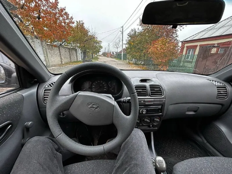 Продам hyundai accent: - 2006 года выпуска; - родной пробег 212000 километров; - 1 хозяин; - весь в родном окрасе; - 5-ступенчатая мкпп; - 1.5 16 клапанный двигатель g4ec; комплектация мт1: — гур; — кондиционер; — обогрев заднего стекла; по машине есть не значительные моменты по лкп, это вздутия и рыжики на задних арках, без дыр! не большие царапины по бамперам, не критично, трещинка на лобовом стекле. стекла в круг родные кроме лобового, авто без, дтп родной окрас, по двигателю и коробке никаких нареканий нет, не дымит, не троит, не стучит, полностью обслужен и готов к эксплуатации. кондиционер заправлен, холодит, все функции авто рабочие. ходовая и днище в отличнейшем состоянии, по технике в идеальном состоянии. 🙎🏻‍♂️ @daparts180 📞 +79497427681 данил цена 440.000 торг у капота. - фотография - 6