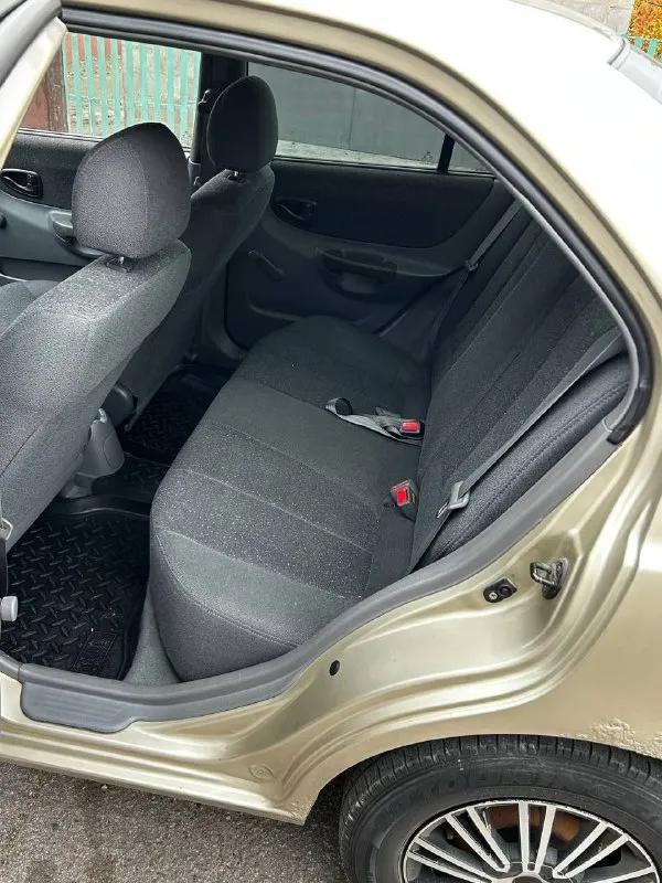 Продам hyundai accent: - 2006 года выпуска; - родной пробег 212000 километров; - 1 хозяин; - весь в родном окрасе; - 5-ступенчатая мкпп; - 1.5 16 клапанный двигатель g4ec; комплектация мт1: — гур; — кондиционер; — обогрев заднего стекла; по машине есть не значительные моменты по лкп, это вздутия и рыжики на задних арках, без дыр! не большие царапины по бамперам, не критично, трещинка на лобовом стекле. стекла в круг родные кроме лобового, авто без, дтп родной окрас, по двигателю и коробке никаких нареканий нет, не дымит, не троит, не стучит, полностью обслужен и готов к эксплуатации. кондиционер заправлен, холодит, все функции авто рабочие. ходовая и днище в отличнейшем состоянии, по технике в идеальном состоянии. 🙎🏻‍♂️ @daparts180 📞 +79497427681 данил цена 440.000 торг у капота. - фотография - 7