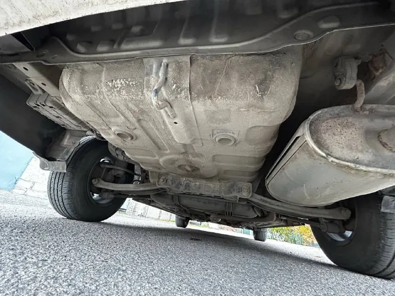 Продам hyundai accent: - 2006 года выпуска; - родной пробег 212000 километров; - 1 хозяин; - весь в родном окрасе; - 5-ступенчатая мкпп; - 1.5 16 клапанный двигатель g4ec; комплектация мт1: — гур; — кондиционер; — обогрев заднего стекла; по машине есть не значительные моменты по лкп, это вздутия и рыжики на задних арках, без дыр! не большие царапины по бамперам, не критично, трещинка на лобовом стекле. стекла в круг родные кроме лобового, авто без, дтп родной окрас, по двигателю и коробке никаких нареканий нет, не дымит, не троит, не стучит, полностью обслужен и готов к эксплуатации. кондиционер заправлен, холодит, все функции авто рабочие. ходовая и днище в отличнейшем состоянии, по технике в идеальном состоянии. 🙎🏻‍♂️ @daparts180 📞 +79497427681 данил цена 440.000 торг у капота. - фотография - 8