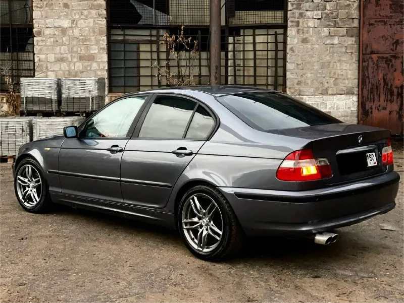 Продается очень крепкая и надежная легендарная bmw e46 1.9 бензин мотор течей масло и того прочего нет ! обслуживалась во время ! денег на авто не жалели ! из последнего поменяно : рулевые тяги, новая резина зима липучка ! новые куплены шикарные r17 диски ! три ключа ! магнитола андроид ! авто эксплуатировался очень бережно ! хранился всегда в гараже ! пробег авто 201.000км 1 владелец цена данного авто 650.000₽ с торгом у капота ! в пределах разумного ! :) осмотр город донецк звоните по номеру : +7-949-378-26-62 - фотография - 3