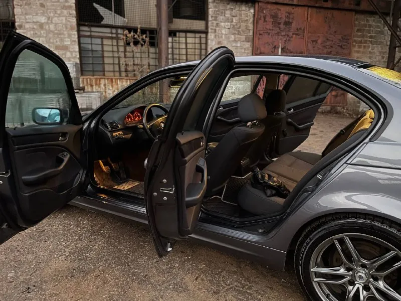 Продается очень крепкая и надежная легендарная bmw e46 1.9 бензин мотор течей масло и того прочего нет ! обслуживалась во время ! денег на авто не жалели ! из последнего поменяно : рулевые тяги, новая резина зима липучка ! новые куплены шикарные r17 диски ! три ключа ! магнитола андроид ! авто эксплуатировался очень бережно ! хранился всегда в гараже ! пробег авто 201.000км 1 владелец цена данного авто 650.000₽ с торгом у капота ! в пределах разумного ! :) осмотр город донецк звоните по номеру : +7-949-378-26-62 - фотография - 5