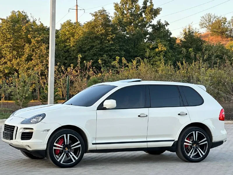 🚘 porsche cayenne turbo s — 500 л. с. чистой мощности! белый, брутальный и ухоженный cayenne turbo s в отличном состоянии. двигатель: 4.8 turbo (500 л. с.) 🐎 пробег: 187 000 км коробка: автомат привод: полный подвеска: пневма — работает идеально 💨 состояние: всё исправно, ошибок нет, сел и поехал. 🛞 на хорошей зимней резине 💥 едет очень бодро, пневма живая, мотор и коробка без вопросов. по кузову и салону — ухоженный экземпляр, без колхоза и лишнего тюнинга. 💰 цена: 1.6млн ₽ 📞 телефон: +7 949 551.68.75 - фотография - 2