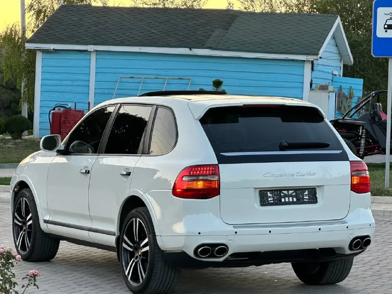 🚘 porsche cayenne turbo s — 500 л. с. чистой мощности! белый, брутальный и ухоженный cayenne turbo s в отличном состоянии. двигатель: 4.8 turbo (500 л. с.) 🐎 пробег: 187 000 км коробка: автомат привод: полный подвеска: пневма — работает идеально 💨 состояние: всё исправно, ошибок нет, сел и поехал. 🛞 на хорошей зимней резине 💥 едет очень бодро, пневма живая, мотор и коробка без вопросов. по кузову и салону — ухоженный экземпляр, без колхоза и лишнего тюнинга. 💰 цена: 1.6млн ₽ 📞 телефон: +7 949 551.68.75 - фотография - 3
