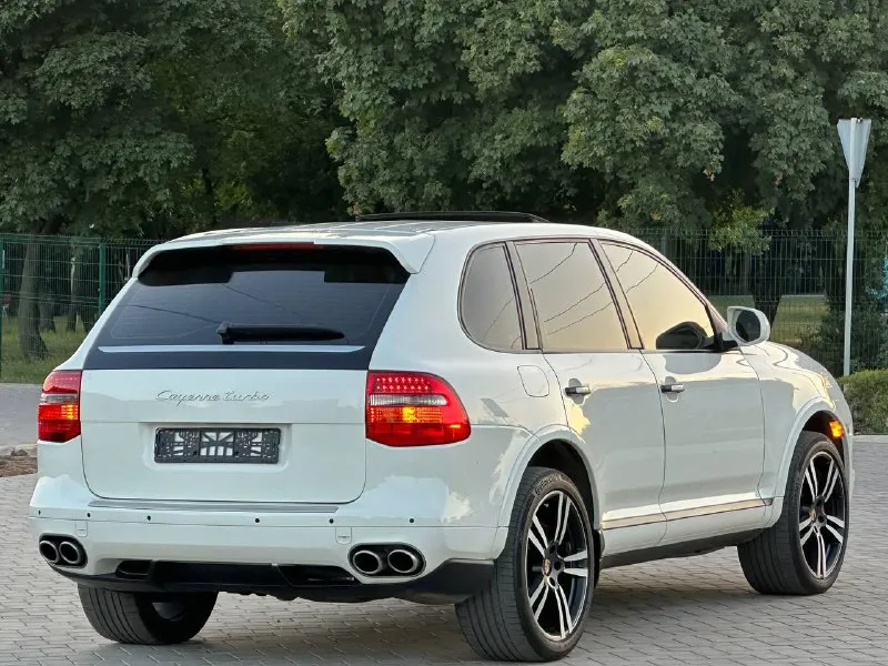 🚘 porsche cayenne turbo s — 500 л. с. чистой мощности! белый, брутальный и ухоженный cayenne turbo s в отличном состоянии. двигатель: 4.8 turbo (500 л. с.) 🐎 пробег: 187 000 км коробка: автомат привод: полный подвеска: пневма — работает идеально 💨 состояние: всё исправно, ошибок нет, сел и поехал. 🛞 на хорошей зимней резине 💥 едет очень бодро, пневма живая, мотор и коробка без вопросов. по кузову и салону — ухоженный экземпляр, без колхоза и лишнего тюнинга. 💰 цена: 1.6млн ₽ 📞 телефон: +7 949 551.68.75 - фотография - 4