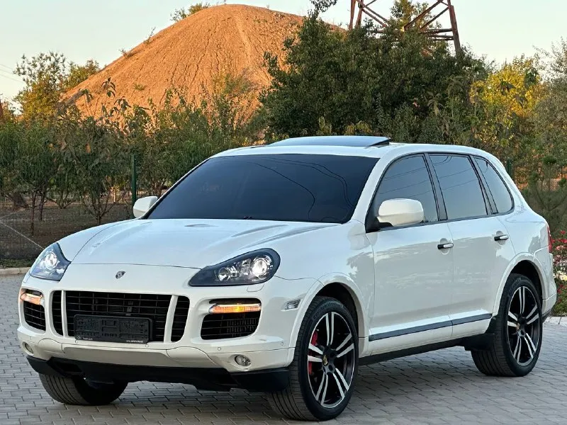 🚘 porsche cayenne turbo s — 500 л. с. чистой мощности! белый, брутальный и ухоженный cayenne turbo s в отличном состоянии. двигатель: 4.8 turbo (500 л. с.) 🐎 пробег: 187 000 км коробка: автомат привод: полный подвеска: пневма — работает идеально 💨 состояние: всё исправно, ошибок нет, сел и поехал. 🛞 на хорошей зимней резине 💥 едет очень бодро, пневма живая, мотор и коробка без вопросов. по кузову и салону — ухоженный экземпляр, без колхоза и лишнего тюнинга. 💰 цена: 1.6млн ₽ 📞 телефон: +7 949 551.68.75 - фотография - 5