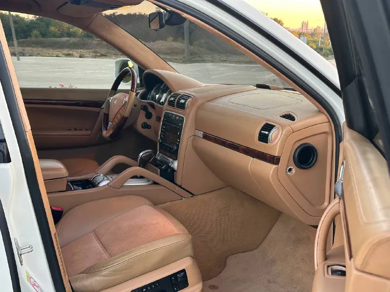 🚘 porsche cayenne turbo s — 500 л. с. чистой мощности! белый, брутальный и ухоженный cayenne turbo s в отличном состоянии. двигатель: 4.8 turbo (500 л. с.) 🐎 пробег: 187 000 км коробка: автомат привод: полный подвеска: пневма — работает идеально 💨 состояние: всё исправно, ошибок нет, сел и поехал. 🛞 на хорошей зимней резине 💥 едет очень бодро, пневма живая, мотор и коробка без вопросов. по кузову и салону — ухоженный экземпляр, без колхоза и лишнего тюнинга. 💰 цена: 1.6млн ₽ 📞 телефон: +7 949 551.68.75 - фотография - 7