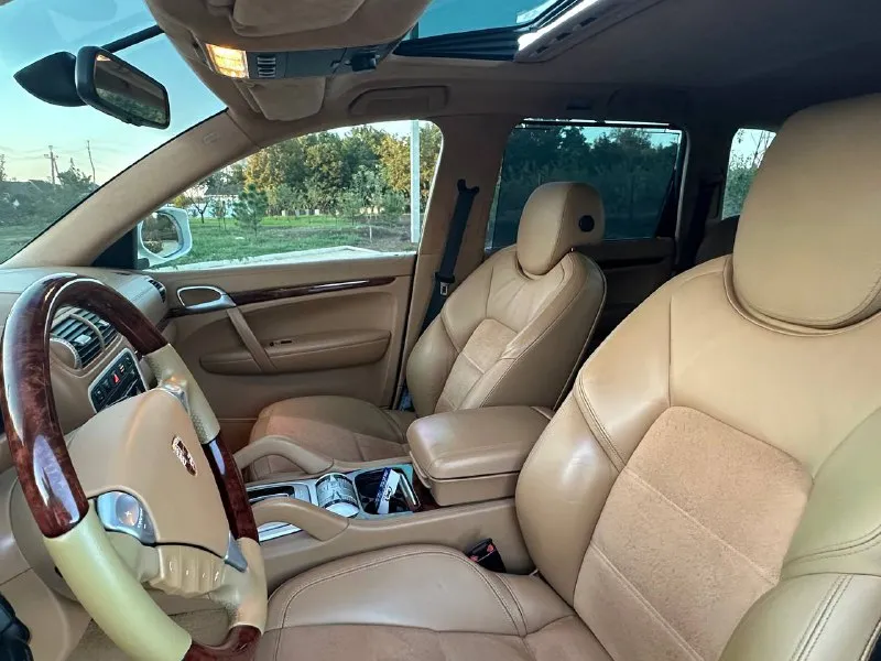 🚘 porsche cayenne turbo s — 500 л. с. чистой мощности! белый, брутальный и ухоженный cayenne turbo s в отличном состоянии. двигатель: 4.8 turbo (500 л. с.) 🐎 пробег: 187 000 км коробка: автомат привод: полный подвеска: пневма — работает идеально 💨 состояние: всё исправно, ошибок нет, сел и поехал. 🛞 на хорошей зимней резине 💥 едет очень бодро, пневма живая, мотор и коробка без вопросов. по кузову и салону — ухоженный экземпляр, без колхоза и лишнего тюнинга. 💰 цена: 1.6млн ₽ 📞 телефон: +7 949 551.68.75 - фотография - 9