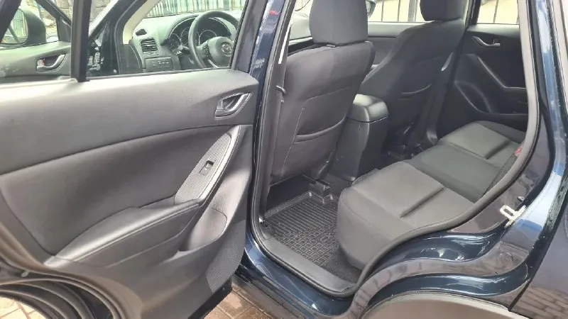 Mazda cx-5 2015 i рестайлинг, комплектация drive, 2.0. передний привод (японская сборка). не участвовал в дтп. кузов в родной краске. своевременно обслуживался у официального дилера (подтверждено сервисной книжкой). полный комплект ключей и документов. оригинальный птс. с машиной идёт комплект летней резины на оригинальных легкосплавных дисках. машина полностью обслужена, проведено то, произведен ремонт ходовой части, вложений не требуется +79490137324 📞 звоните: +7(949)0137324 - фотография - 2