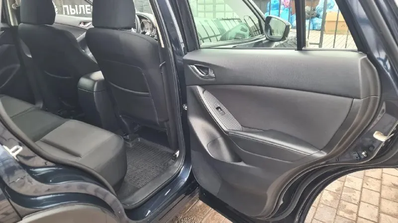 Mazda cx-5 2015 i рестайлинг, комплектация drive, 2.0. передний привод (японская сборка). не участвовал в дтп. кузов в родной краске. своевременно обслуживался у официального дилера (подтверждено сервисной книжкой). полный комплект ключей и документов. оригинальный птс. с машиной идёт комплект летней резины на оригинальных легкосплавных дисках. машина полностью обслужена, проведено то, произведен ремонт ходовой части, вложений не требуется +79490137324 📞 звоните: +7(949)0137324 - фотография - 3